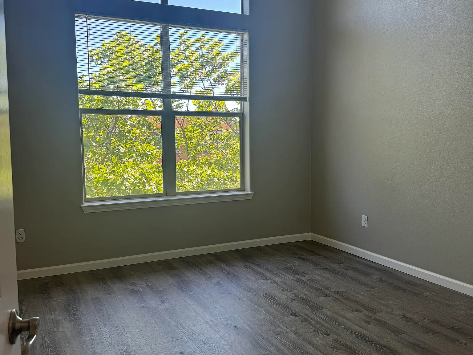 2 bed, 888 sqft, $2,299 — Photo 2