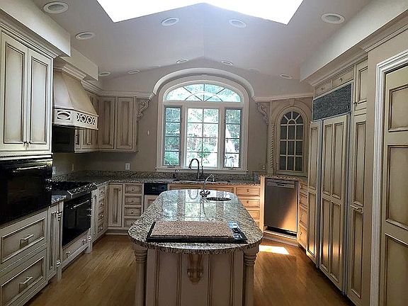 2nd image of 4305 Loma Vista Dr