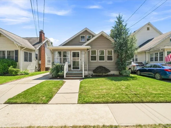 7 Lancaster Street, Lynbrook, NY 11563