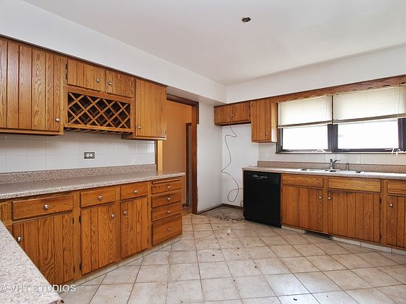 5th image of 390 Mackinaw Ave