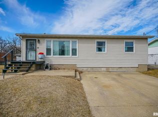 221 N Stewart St, Creve Coeur, IL 61610