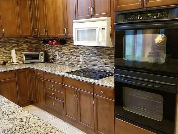 3rd image of 21 Rollingwood Cir