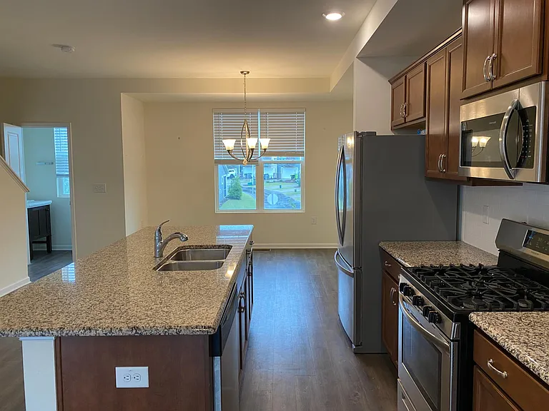 324 Skymont Dr — Photo 5