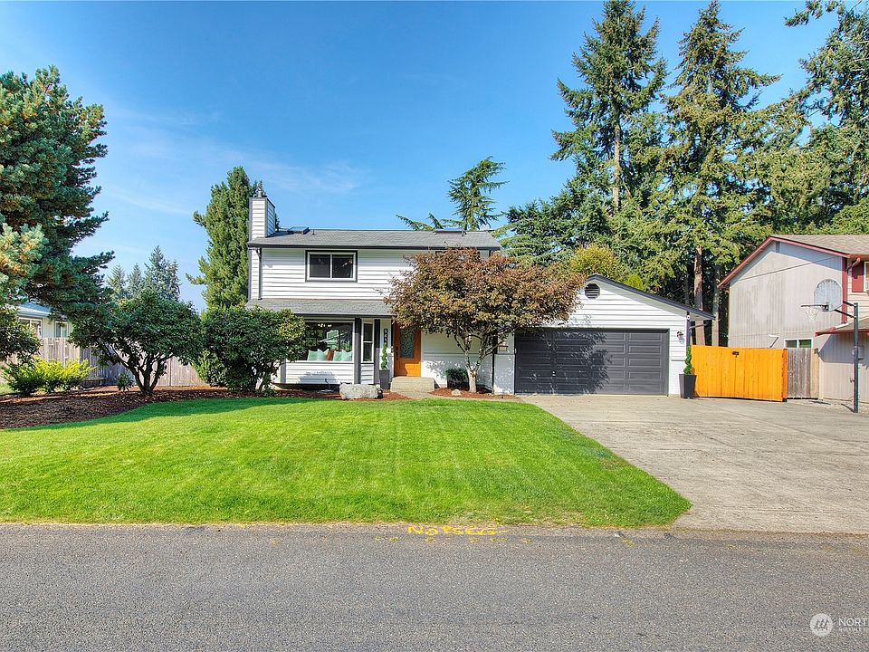 Offering lots of space between you and your neighbors, this beautifully updated 3 bed 2.5 bath home in the popular Mountain park community of Gem Heights features all new triple pane windows & a new energy efficient heat pump.  Notice the oversized driveway and RV parking too!>