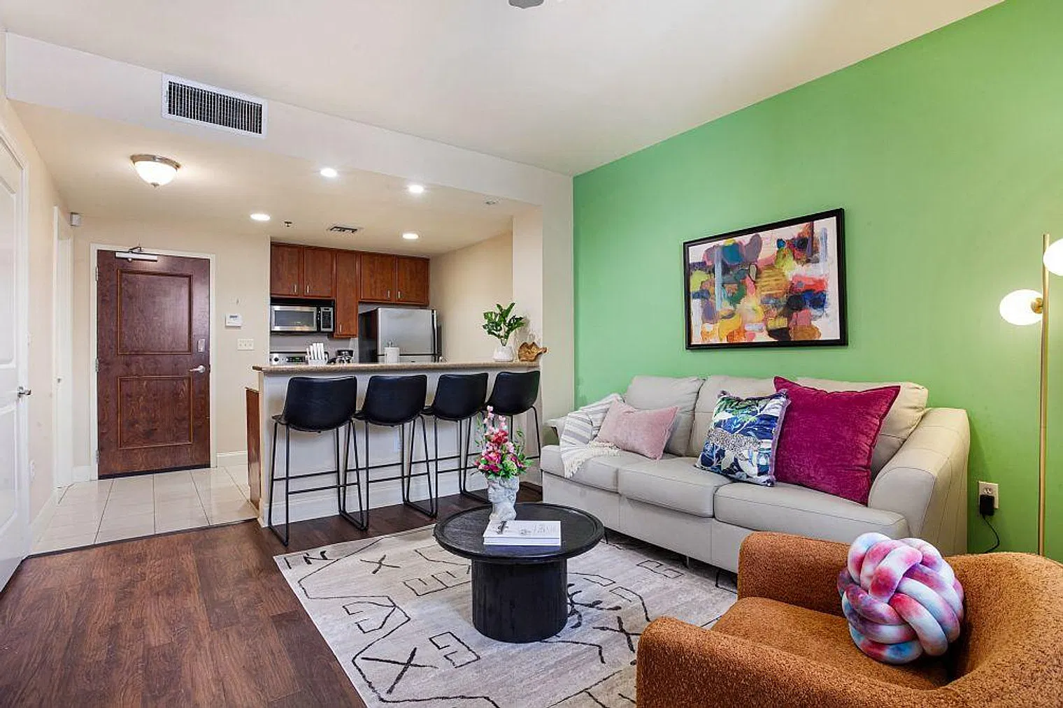 1 bed, 2.0 bath, 731 sqft, $4,504 — Photo 4