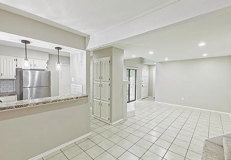 889 Dublin Dr #D — Photo 11