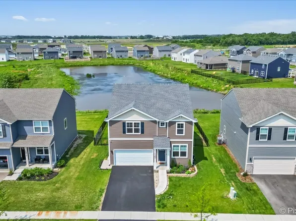 1360 Vineyard Ln, Pingree Grove, IL 60140