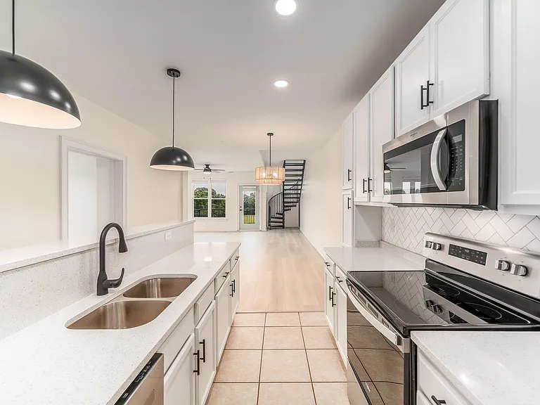 2221 Pretty Lake Ave — Photo 4
