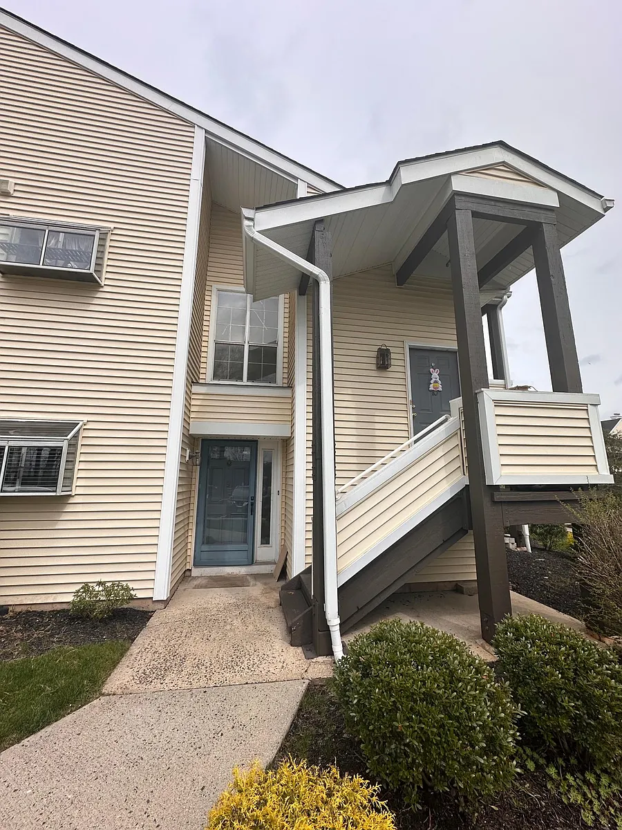 Building Photo - 551 Clubhouse Ct #9