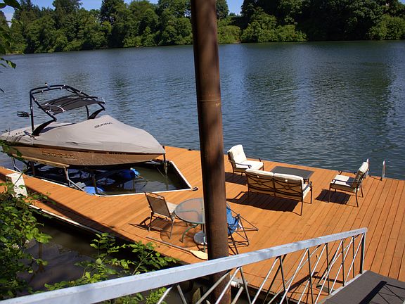 Boat dock with Lift