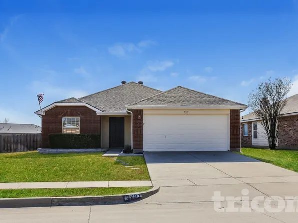 923 McKavett Dr, Burleson, TX 76028