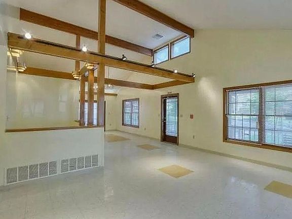 5th image of 3219 Lexington Ave