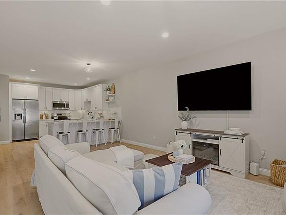 5th image of 94 Sandy Point Farm Rd #6