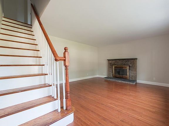 3rd image of 9 Elmwood Dr
