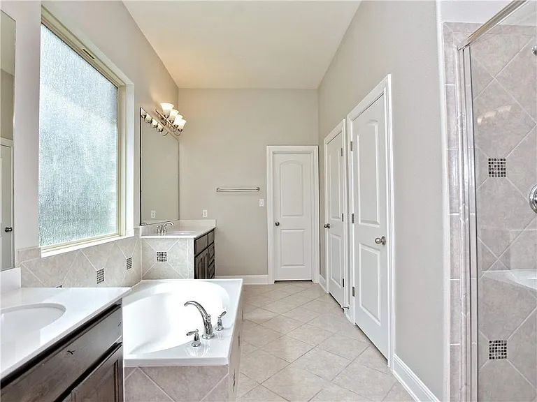 2208 Legend Hill Dr — Photo 15