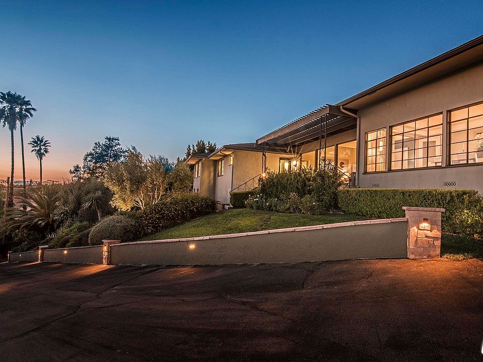 1st image of 914 Sherlock Dr