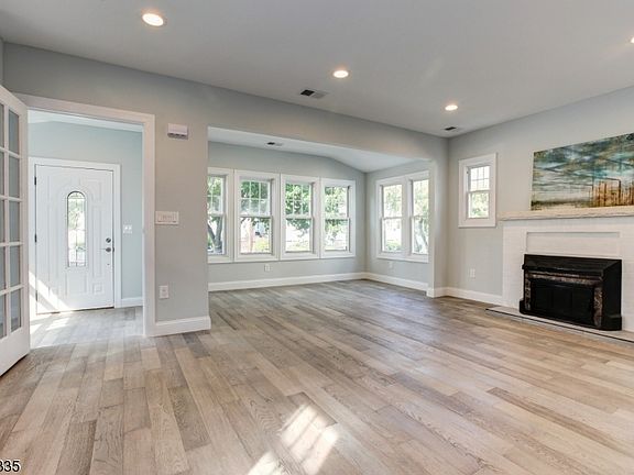 4th image of 144 Linden Ave
