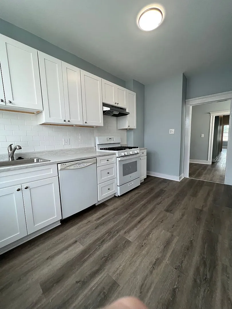 No Fee!! Lower Allston 3 Bed With W/D In Unit! Dishwasher! Water Included — Photo 2