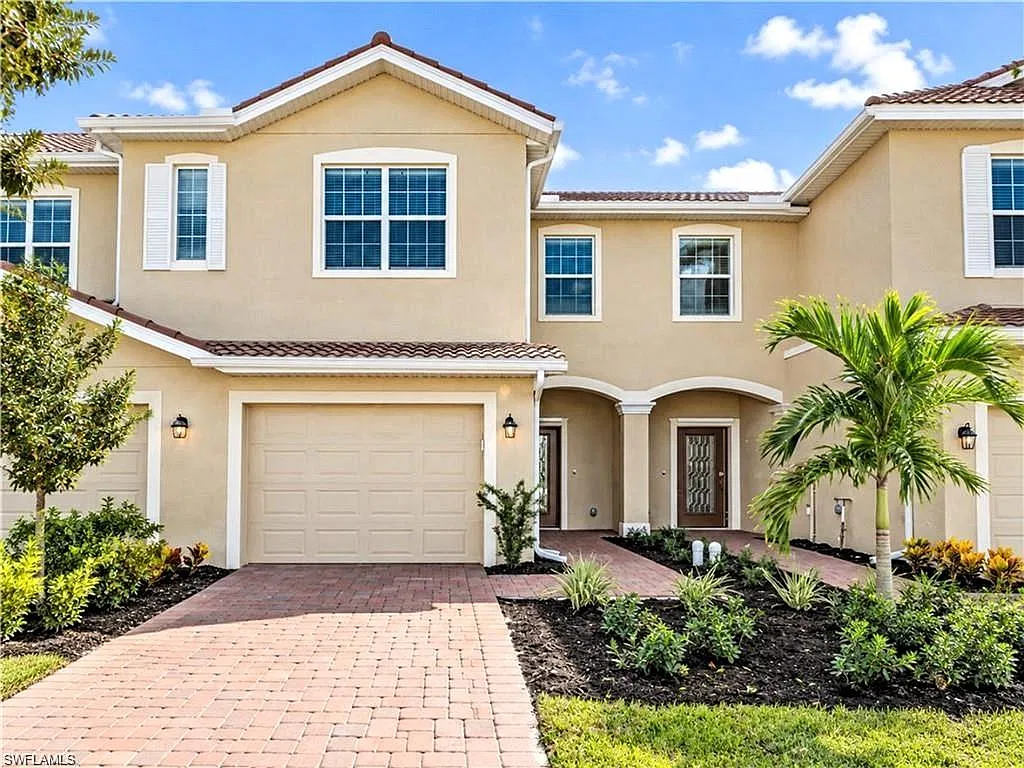 3 bed, 2.5 bath, 1879 sqft, $2,400 — Photo 1