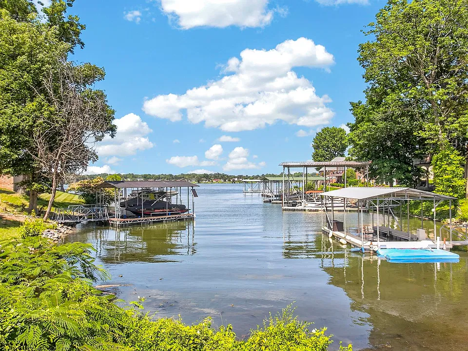 3008 Lakeshore Dr