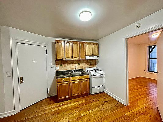 3rd image of 332 W 37th St APT 2RW