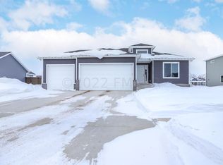7832 Wild Rose Way, Horace, ND 58047