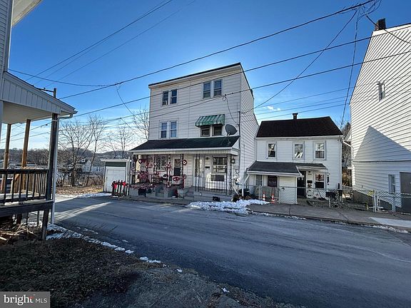 3rd image of 1042 W Water St