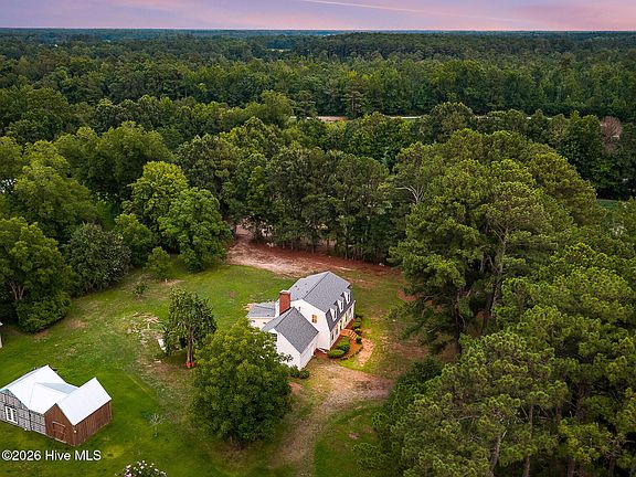 3rd image of 696 Laurie Ellis Road