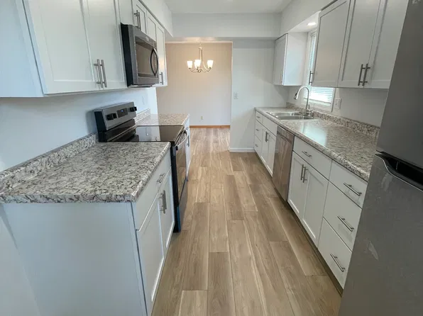 975 W 9th Ave, Marion, IA 52302