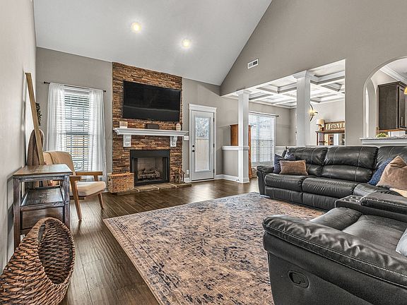 4th image of 404 Sedgwick Ln
