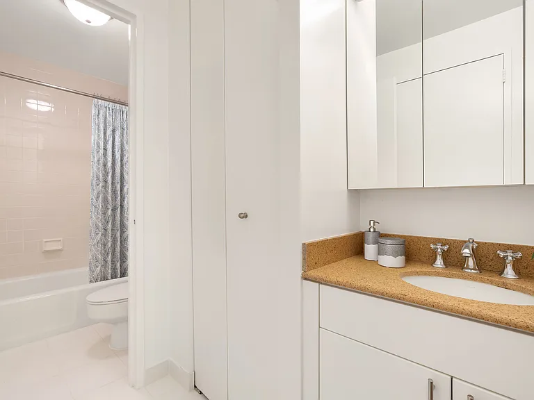 260 W 52nd St #15-F — Photo 6