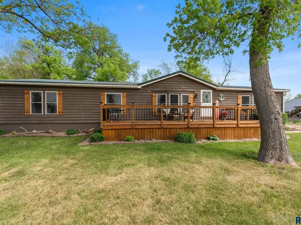 6132 Dakota Ave, Madison, SD 57042