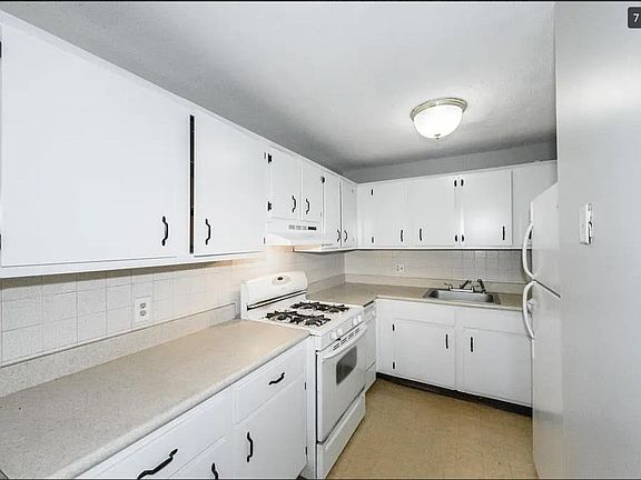 4th image of 6 Lancelot Ct APT 18