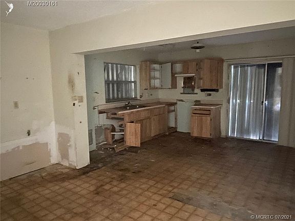3rd image of 138 NW Airoso Blvd