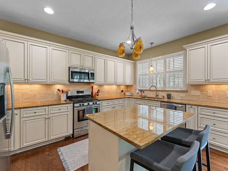 155 Devon Cir — Photo 24