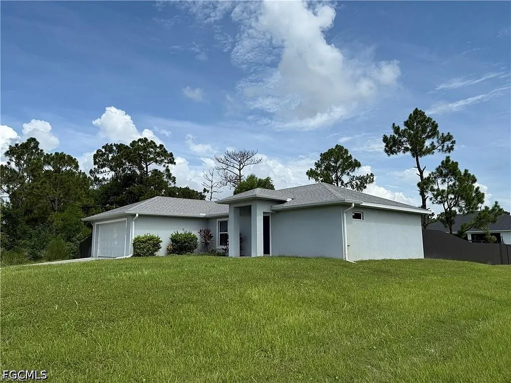 3 bed, 2.0 bath, 1291 sqft, $2,300 — Photo 2