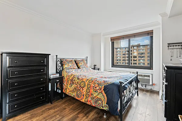 Sold by Douglas Elliman | media 21