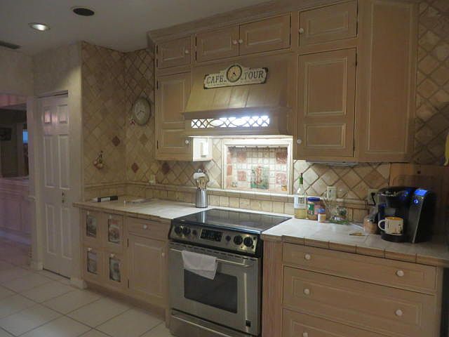 2nd image of 141 Nw 34th St