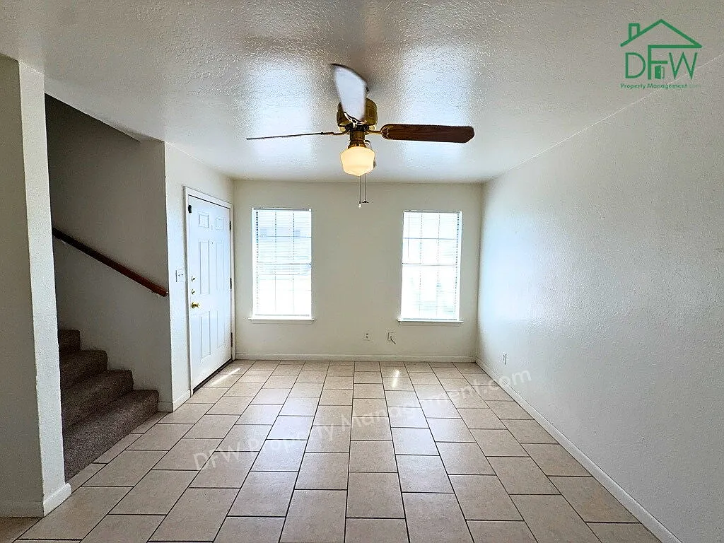 2 bed, 1.5 bath, 887 sqft, $1,295 — Photo 2