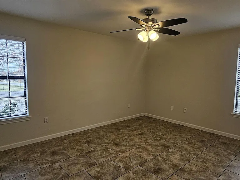 1731 Greenwood Ln — Photo 6