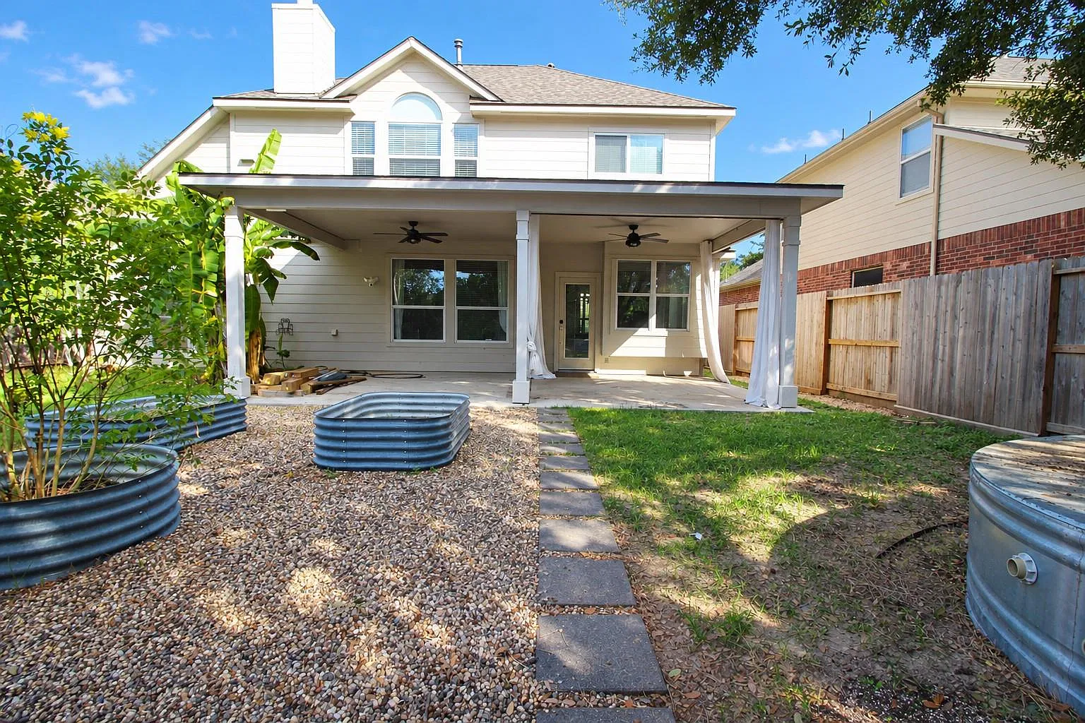 4 bed, 2.5 bath, 2418 sqft, $3,200 — Photo 2