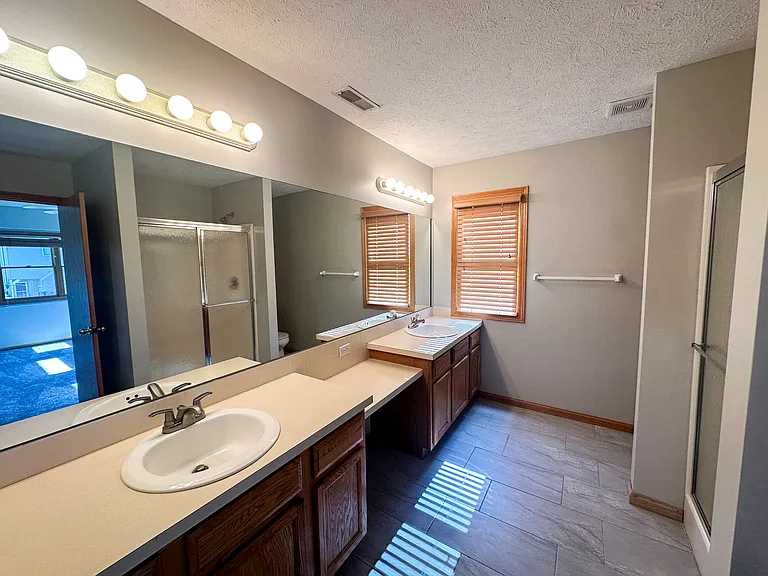 1725 N 57th Ave — Photo 14
