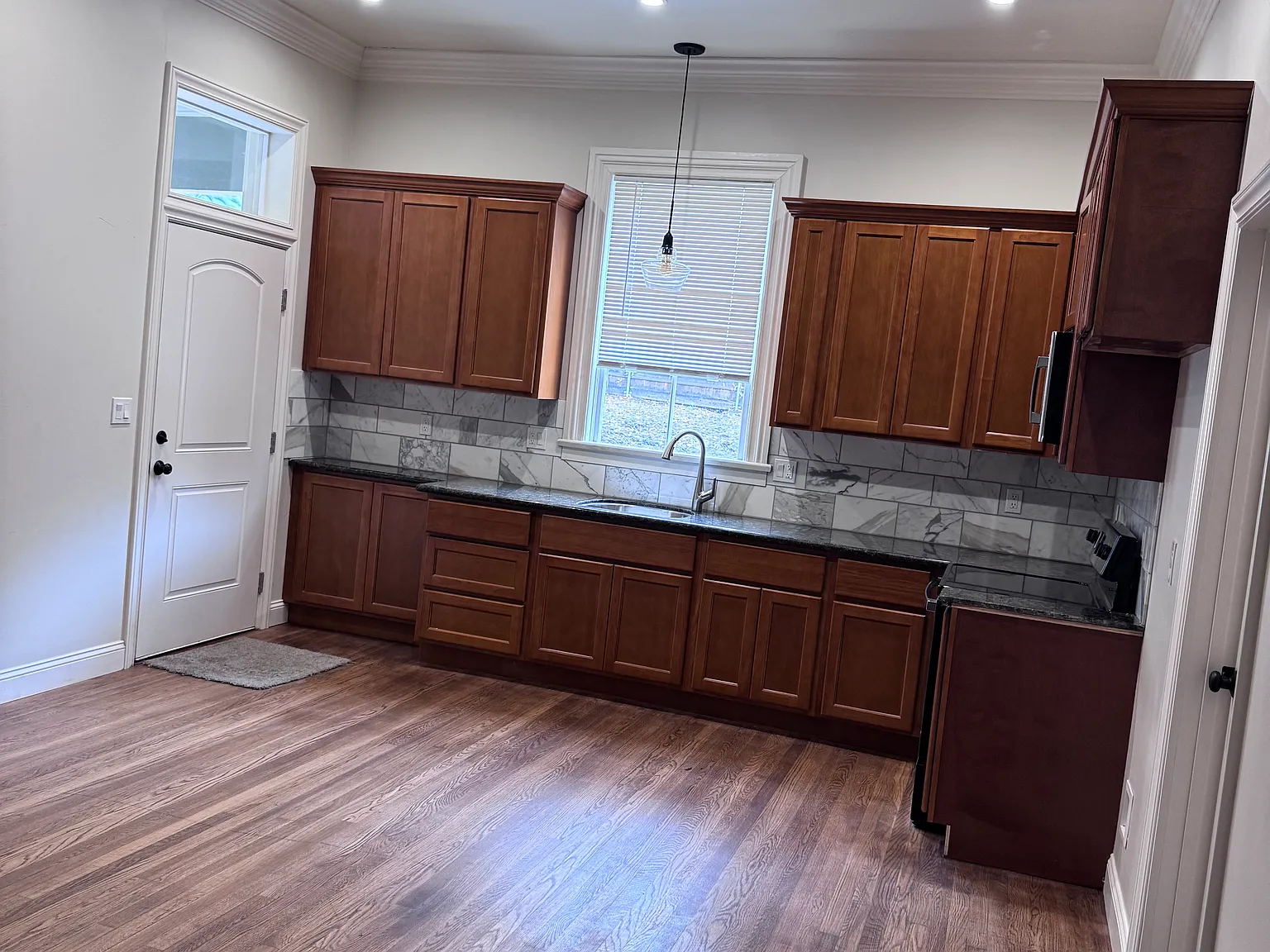 3 bed, 1000 sqft, $2,000 — Photo 2