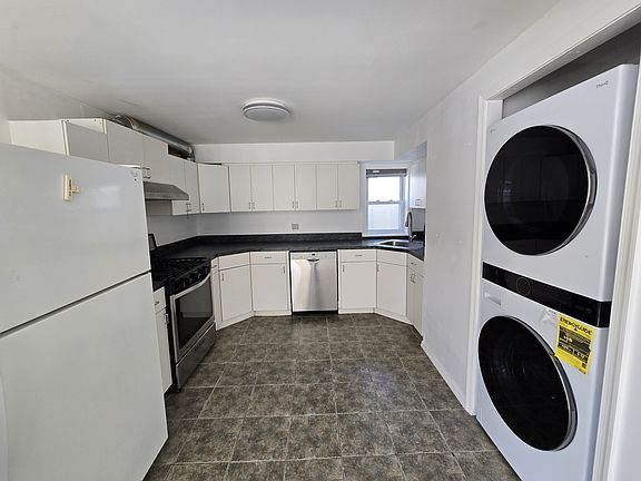 4th image of 132 Ontario Ave #B