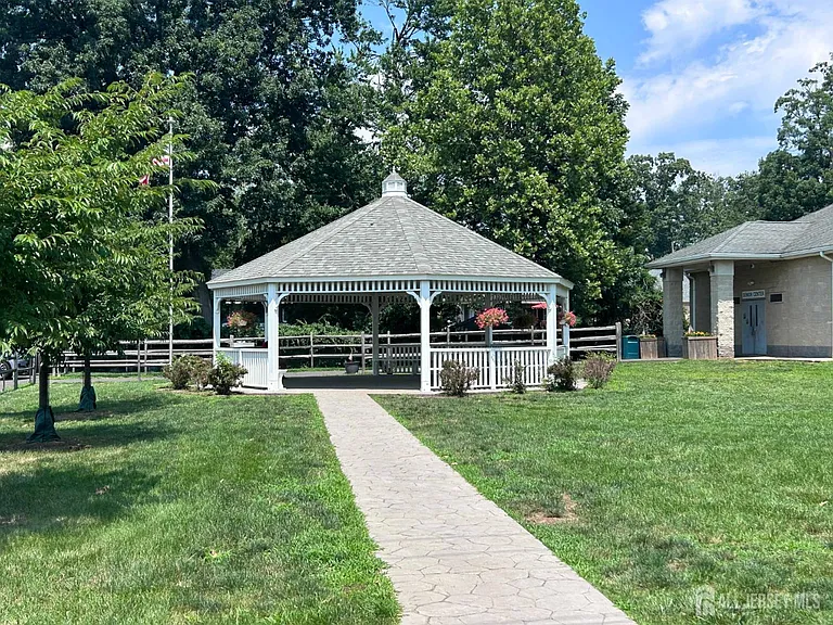 735 Station Rd — Photo 20