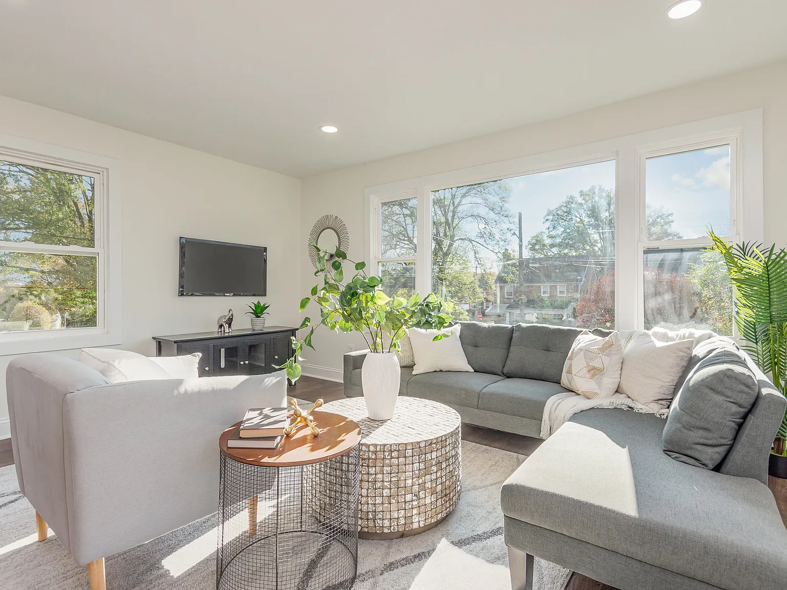 4 bed, 3.5 bath, 2420 sqft, $7,000 — Photo 2