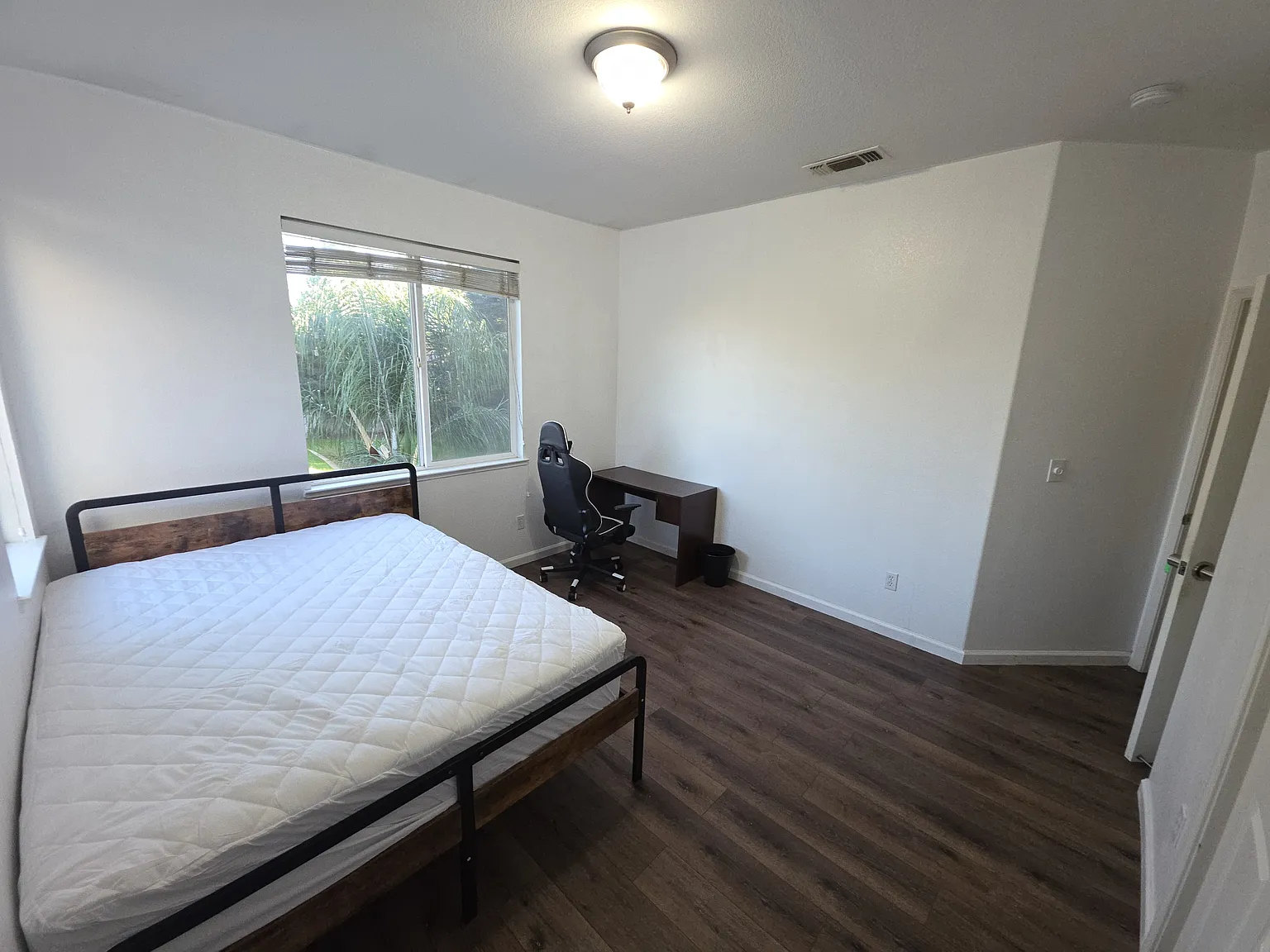 6 bed, 3300 sqft, $600 — Photo 3