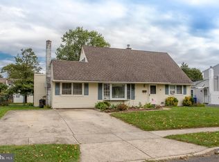 18 Quaker Oak Rd, Levittown, PA 19057