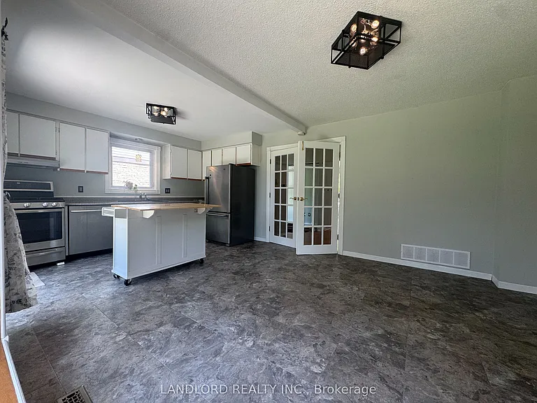 833 Laurier Ave — Photo 16