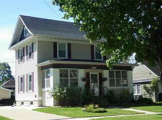 721 E Fayette St, Manchester, IA 52057